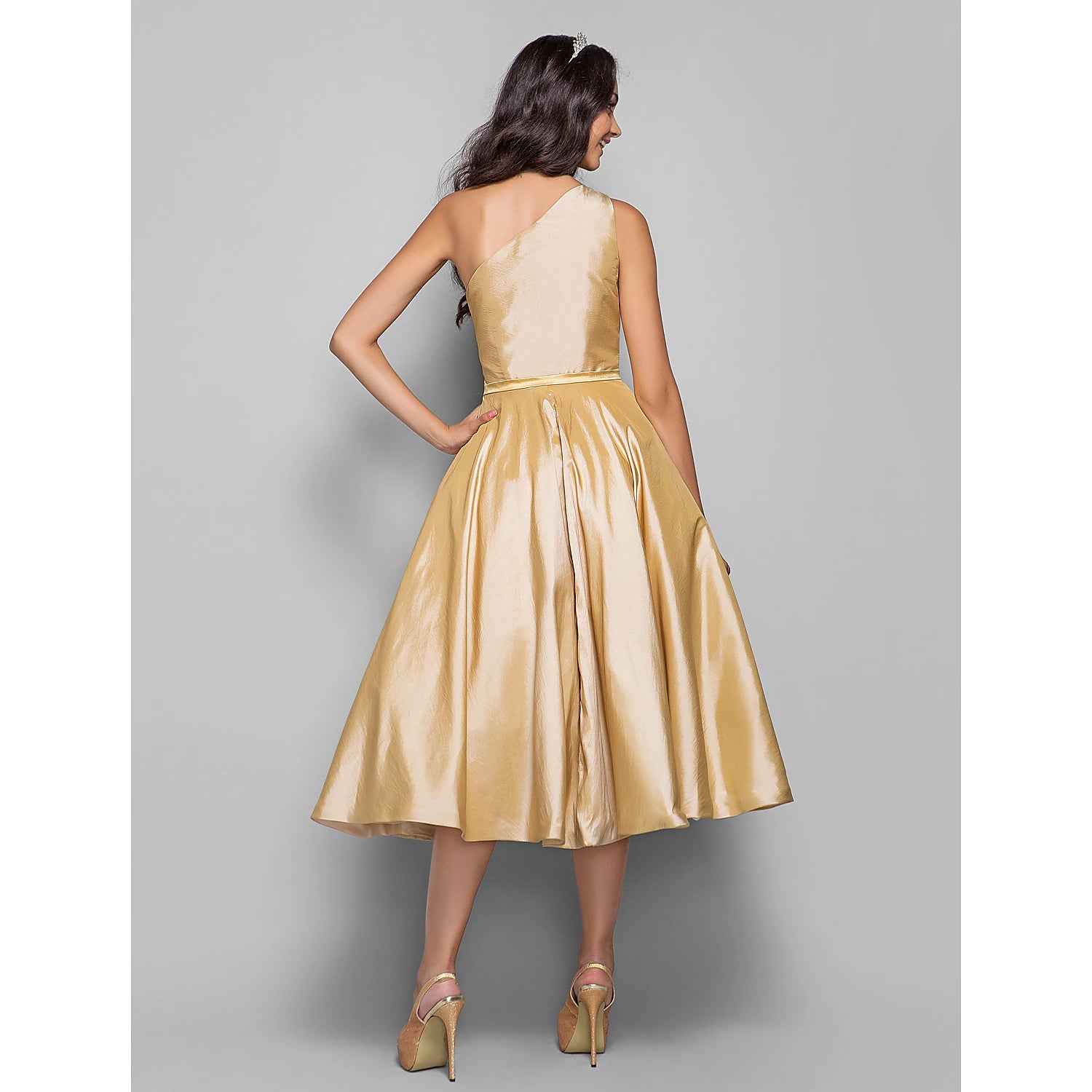 Abito da sposa elegante e minimalista a trapezio, con una spalla, senza maniche, lunghezza tè, in taffetà, con fascia/nastro